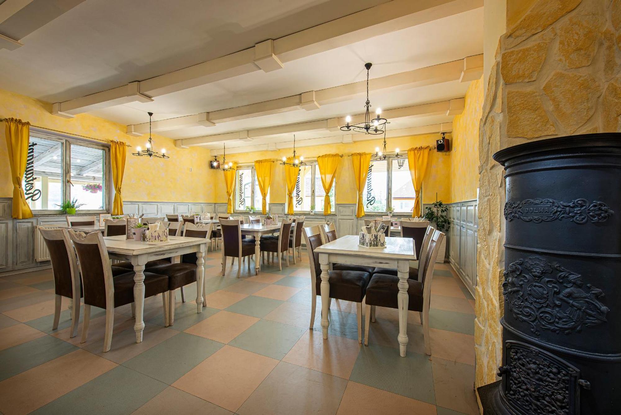 Penzion A Restauracia Lavender Motel Poprad Exterior photo